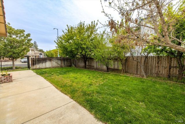 342 Woodcrest Dr, Vacaville, CA 95688
