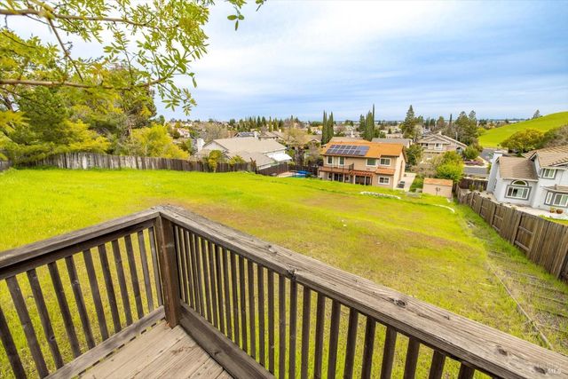 342 Woodcrest Dr, Vacaville, CA 95688