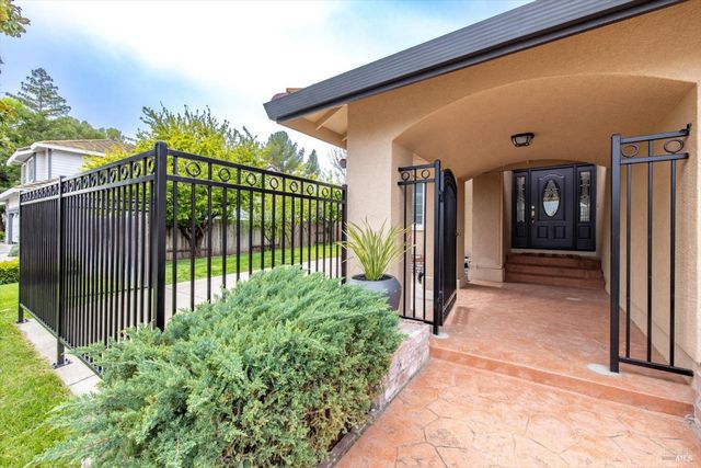 342 Woodcrest Dr, Vacaville, CA 95688
