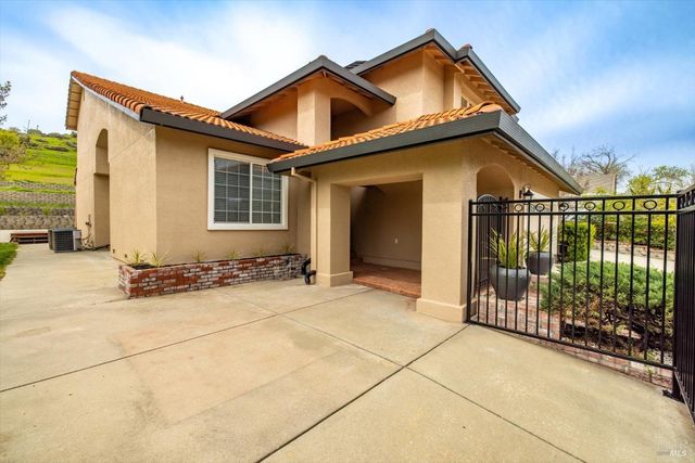 342 Woodcrest Dr, Vacaville, CA 95688
