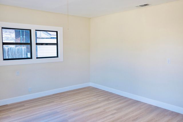 1410 W 8th Street, Plainview, TX 79072