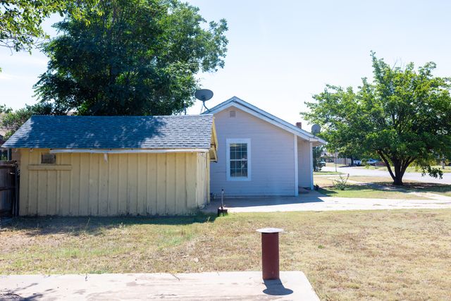 1410 W 8th Street, Plainview, TX 79072