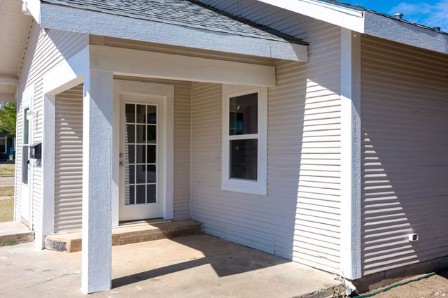 1410 W 8th Street, Plainview, TX 79072