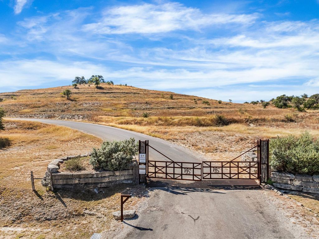 226 S Walnut Springs RD, Johnson City, TX 78636