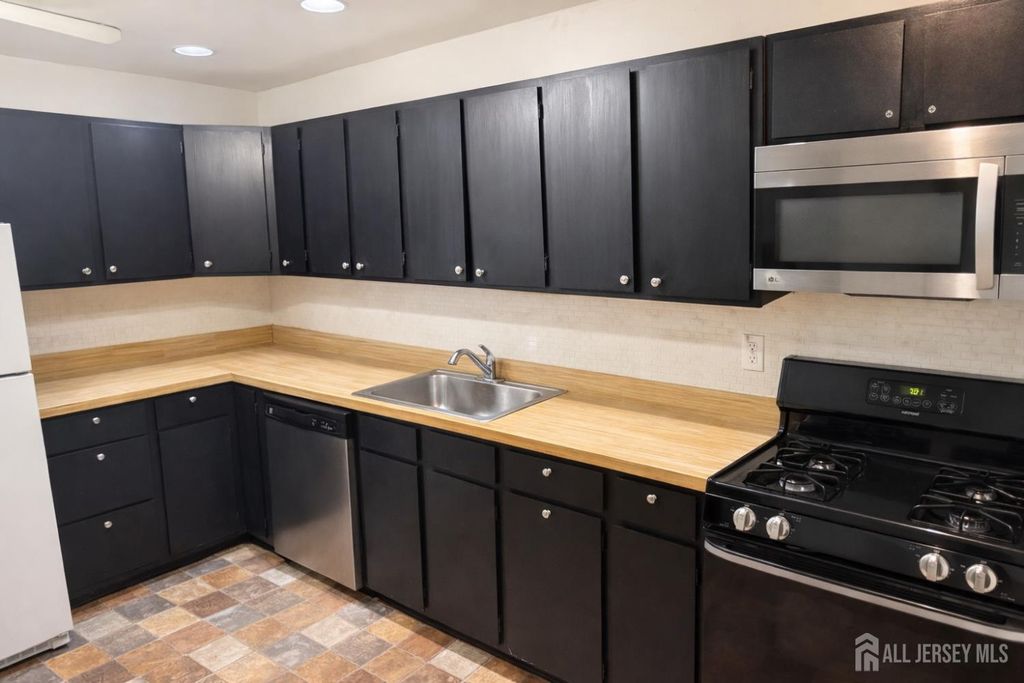 1032 Cricket Lane, Woodbridge Proper, NJ 07095