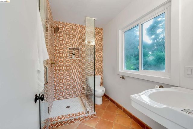 4685 Commonwealth Dr, Oakland, CA 94605