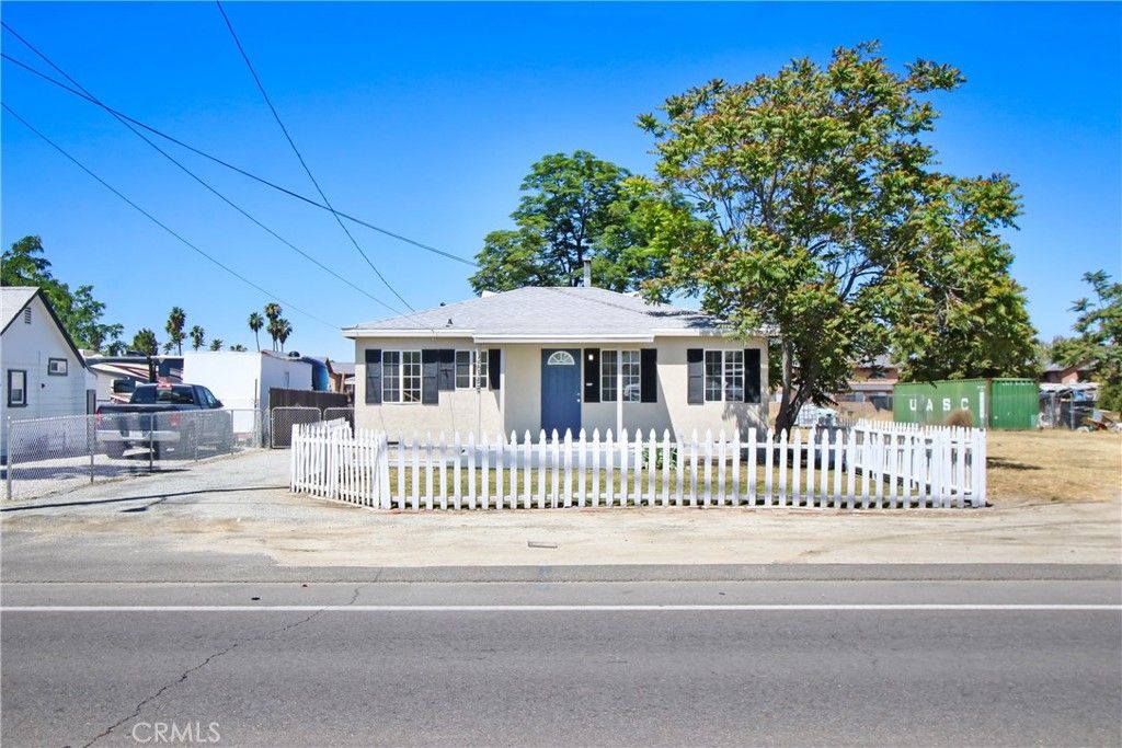 Image 3 of property listing at 26359 Girard, Hemet, CA 92544