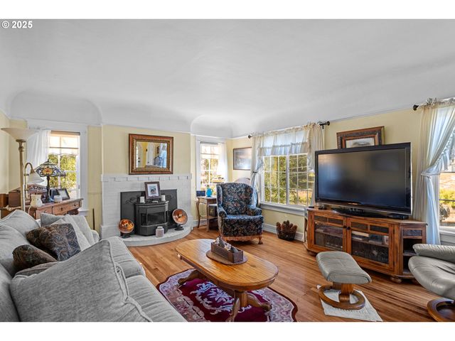 1112 SPRUCE St, Myrtle Point, OR 97458