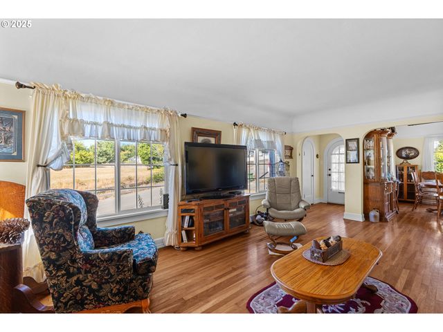 1112 SPRUCE St, Myrtle Point, OR 97458