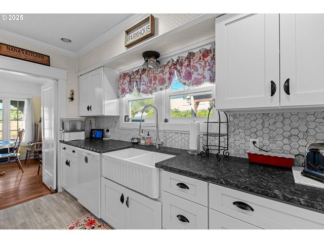 1112 SPRUCE St, Myrtle Point, OR 97458