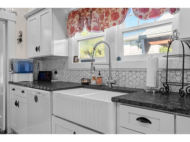 1112 SPRUCE St, Myrtle Point, OR 97458