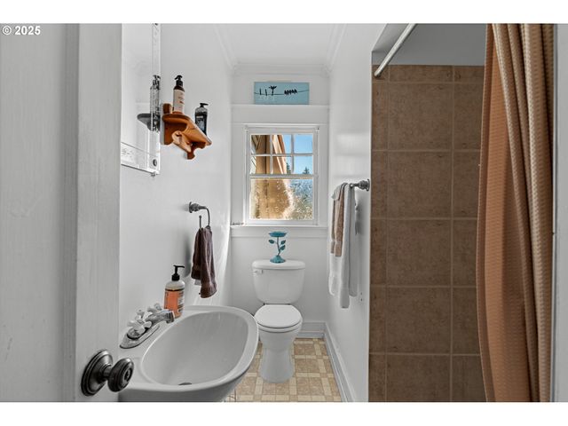 1112 SPRUCE St, Myrtle Point, OR 97458