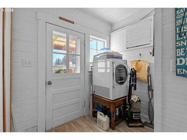 1112 SPRUCE St, Myrtle Point, OR 97458