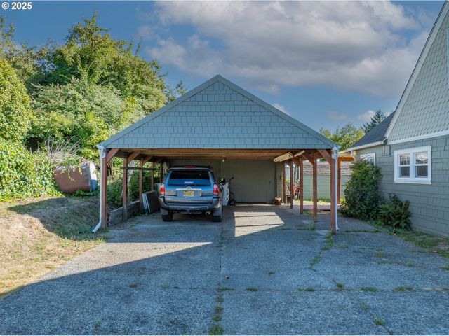 1112 SPRUCE St, Myrtle Point, OR 97458