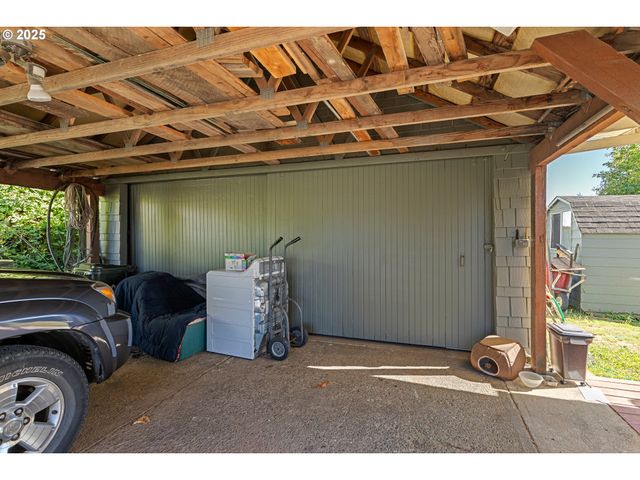 1112 SPRUCE St, Myrtle Point, OR 97458