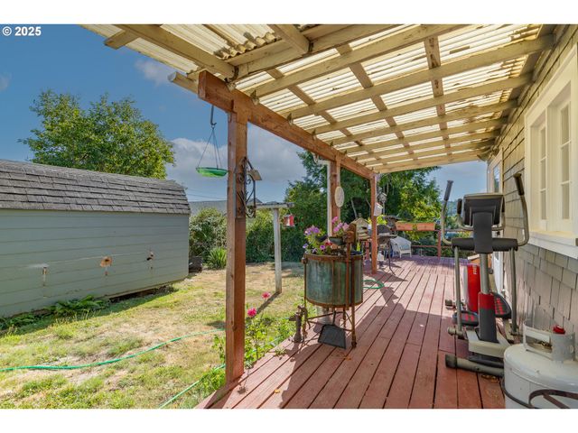 1112 SPRUCE St, Myrtle Point, OR 97458