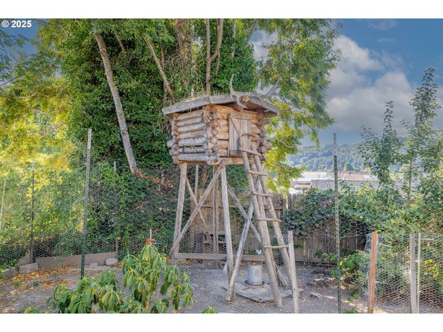 1112 SPRUCE St, Myrtle Point, OR 97458