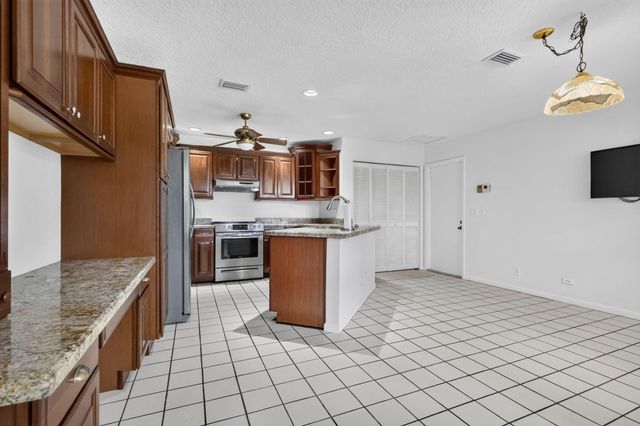 10940 Stafford Circle S, Boynton Beach, FL 33436