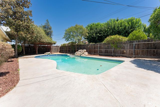 800 N Terrace Park Street, Tulare, CA 93274