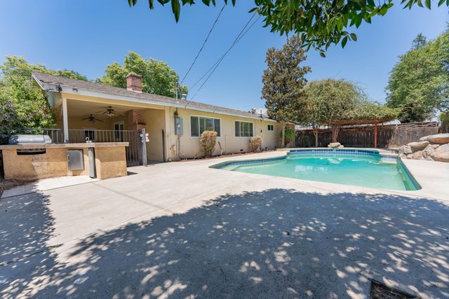 800 N Terrace Park Street, Tulare, CA 93274