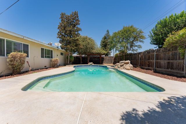 800 N Terrace Park Street, Tulare, CA 93274