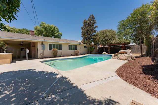 800 N Terrace Park Street, Tulare, CA 93274