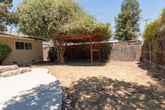 800 N Terrace Park Street, Tulare, CA 93274