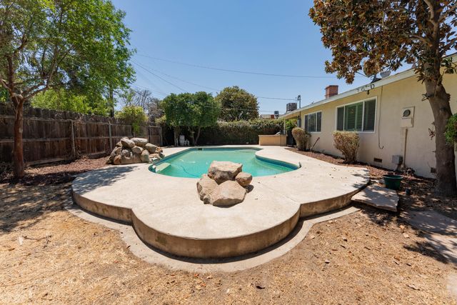 800 N Terrace Park Street, Tulare, CA 93274