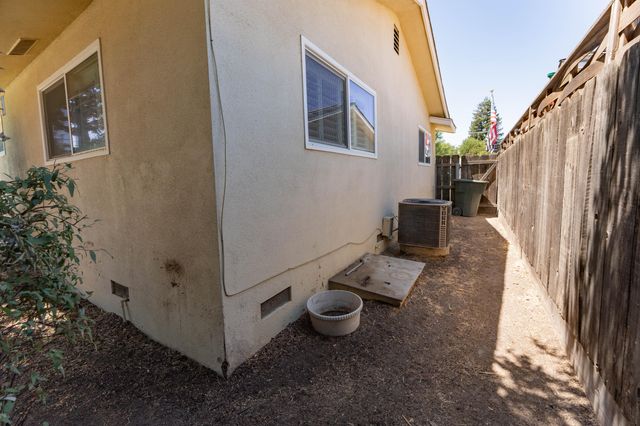 800 N Terrace Park Street, Tulare, CA 93274