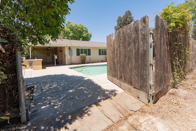 800 N Terrace Park Street, Tulare, CA 93274