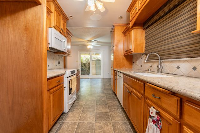 800 N Terrace Park Street, Tulare, CA 93274