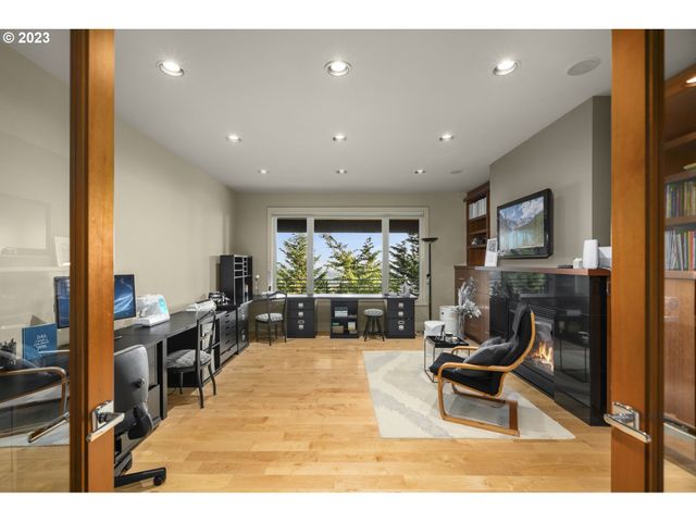 9929 Nw UPTON Ct, Portland, OR 97229