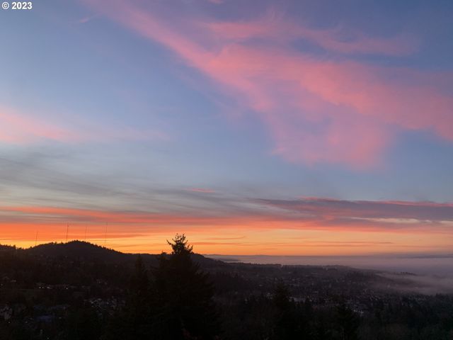 9929 Nw UPTON Ct, Portland, OR 97229