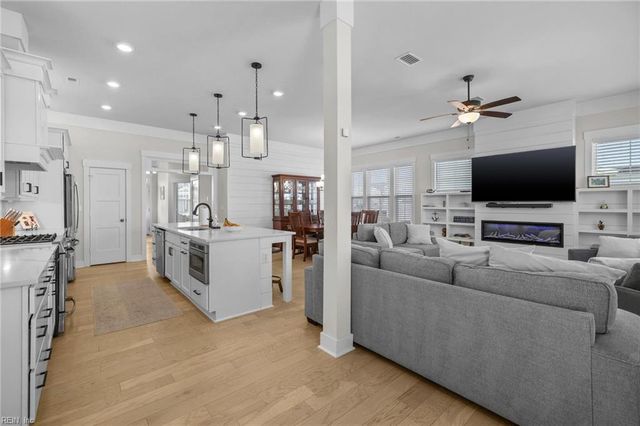 116 Arbormoor LN, Moyock, NC 27958