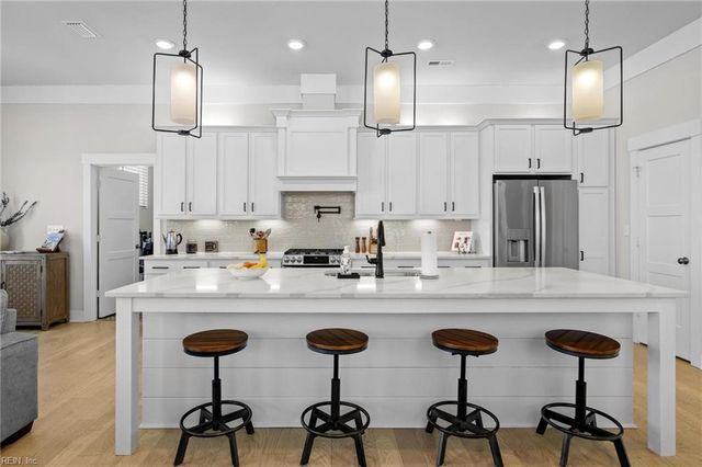 116 Arbormoor LN, Moyock, NC 27958