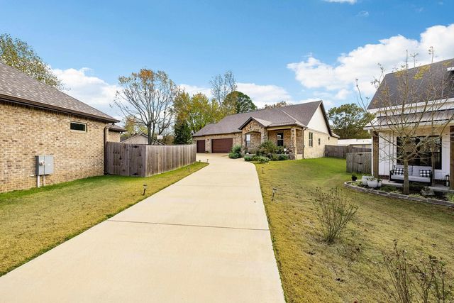 1129 Essex Drive, Benton, AR 72019