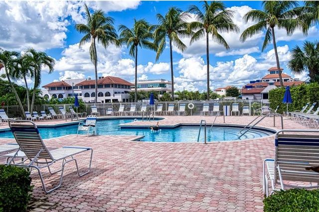 6688 Via Regina, Boca Raton, FL 33433