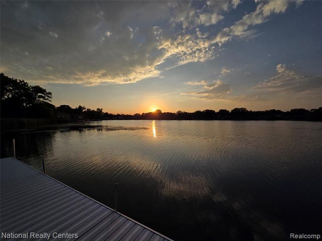 4967 Oak Hill Drive, Waterford, MI 48329