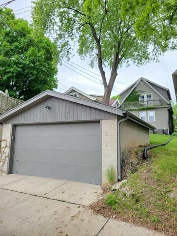 2810 S Lenox STREET, Milwaukee, WI 53207