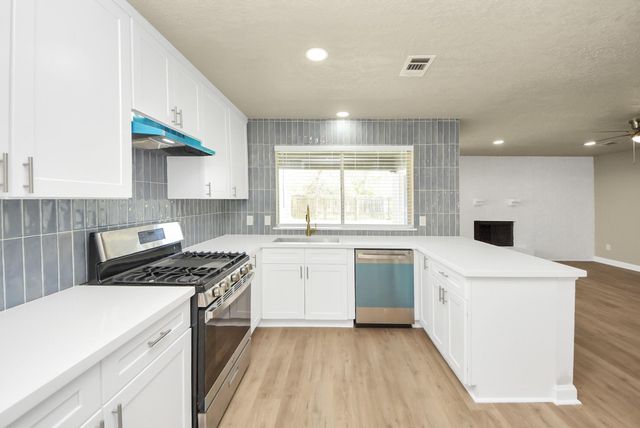 205 Cole Street, Webster, TX 77598