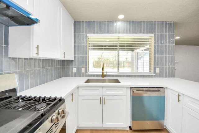 205 Cole Street, Webster, TX 77598