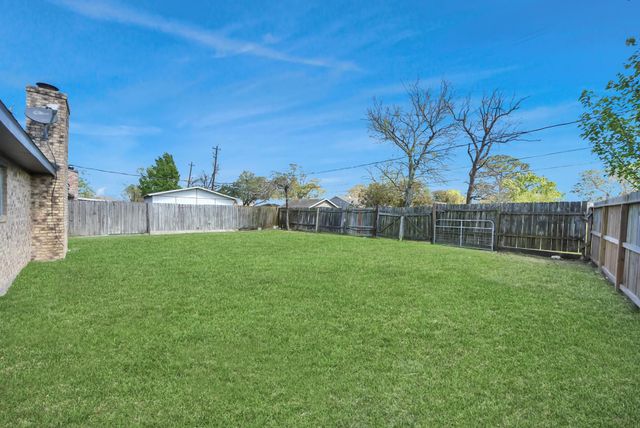 205 Cole Street, Webster, TX 77598