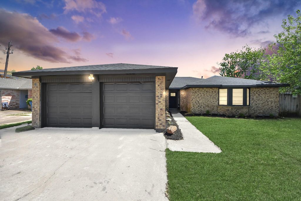 205 Cole Street, Webster, TX 77598