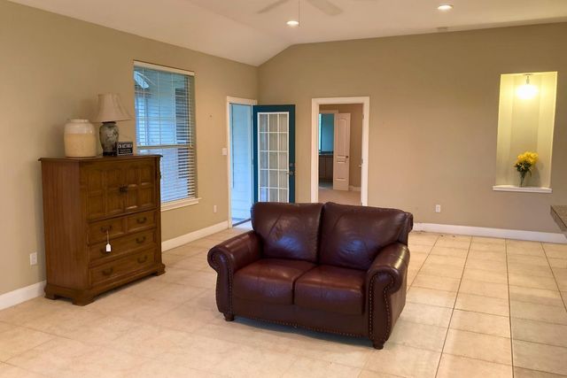 117 Keswick DR, Spicewood, TX 78669