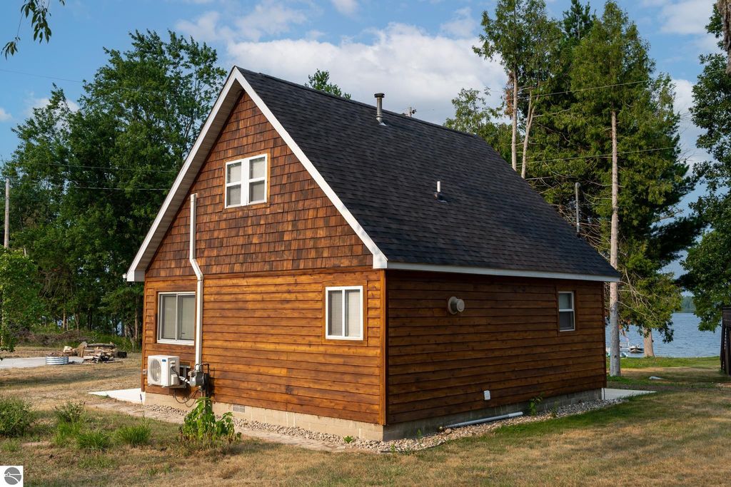 Image 11 of property listing at 1791 Midway Drive, Weidman, MI 48893