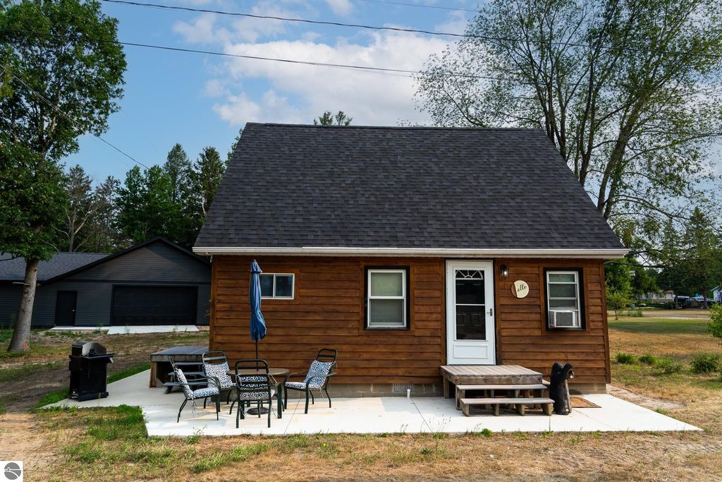 Image 4 of property listing at 1791 Midway Drive, Weidman, MI 48893
