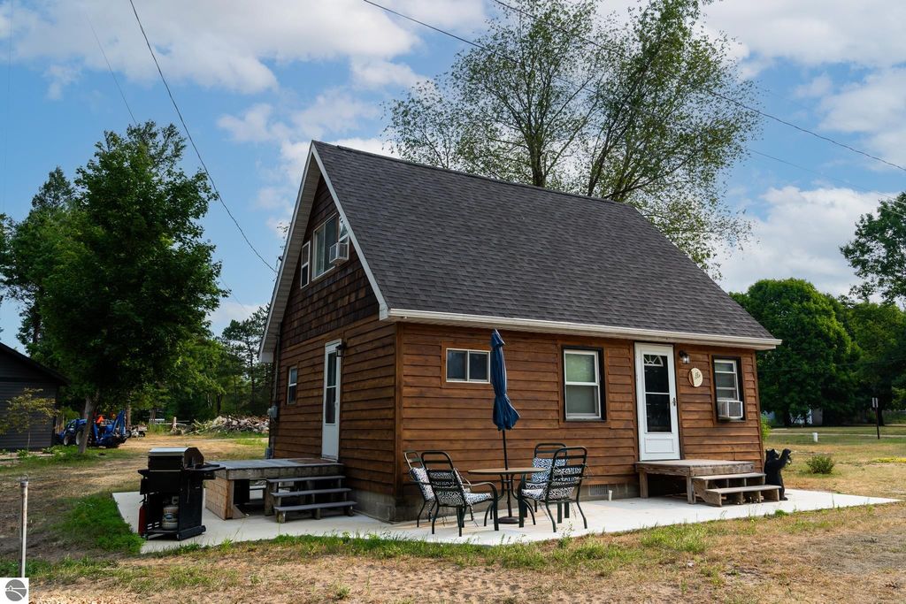 Image 5 of property listing at 1791 Midway Drive, Weidman, MI 48893