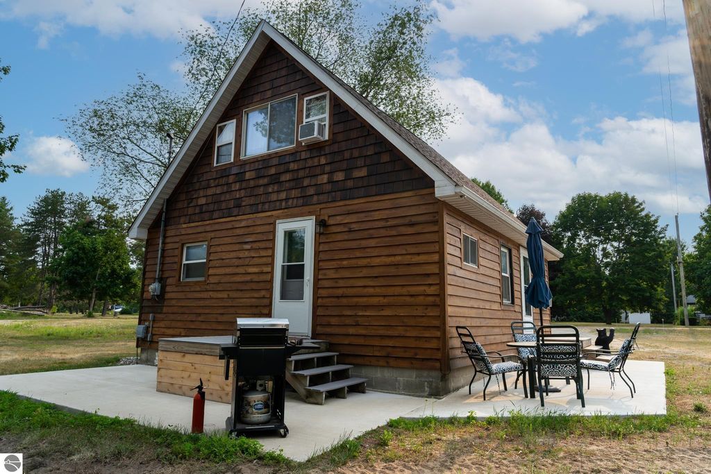 Image 6 of property listing at 1791 Midway Drive, Weidman, MI 48893