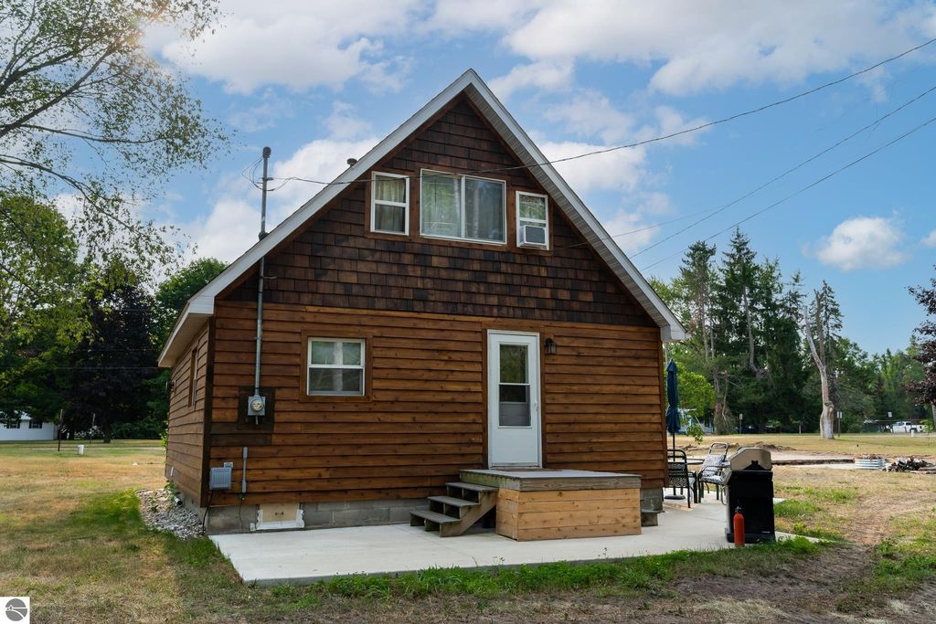 Image 7 of property listing at 1791 Midway Drive, Weidman, MI 48893