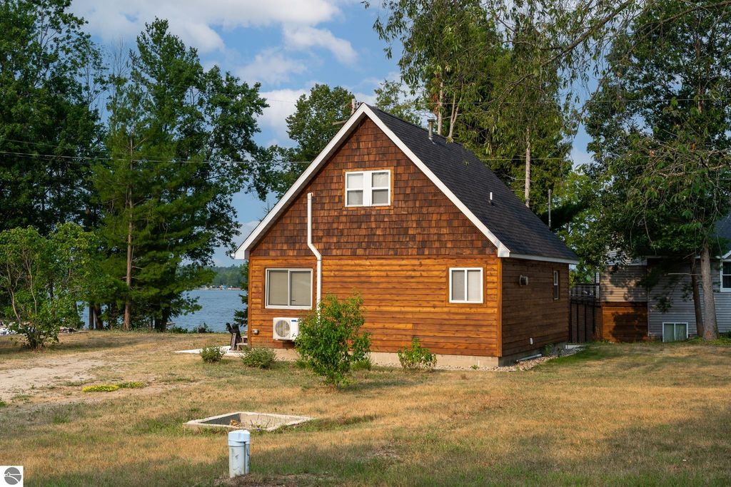 Image 8 of property listing at 1791 Midway Drive, Weidman, MI 48893